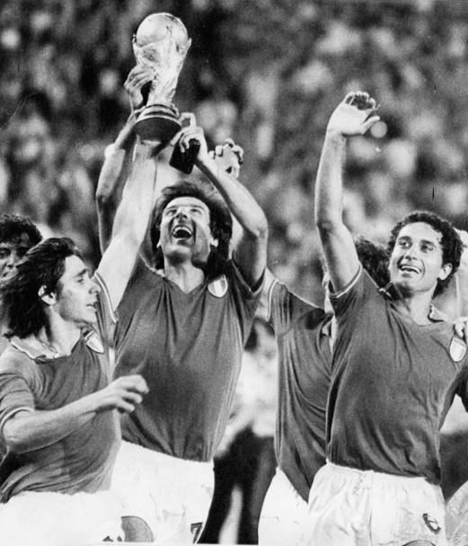 Scirea, circondato da Conti e Gentile, solleva la coppa del mondo dopo la vittoria in finale con la Germania al Bernabeu di Madrid:  l’11 luglio 1982 (Ap)